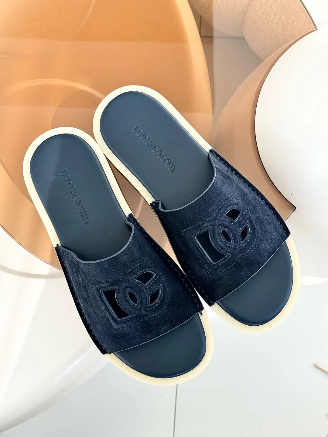 [DG*Dolce & Gabbana] P: 400💰 Size: 38-46 yards D&G/Dolce & Gabbana men’s DG hollow suede slippers FARFETCH original craftsmanship high-end quality